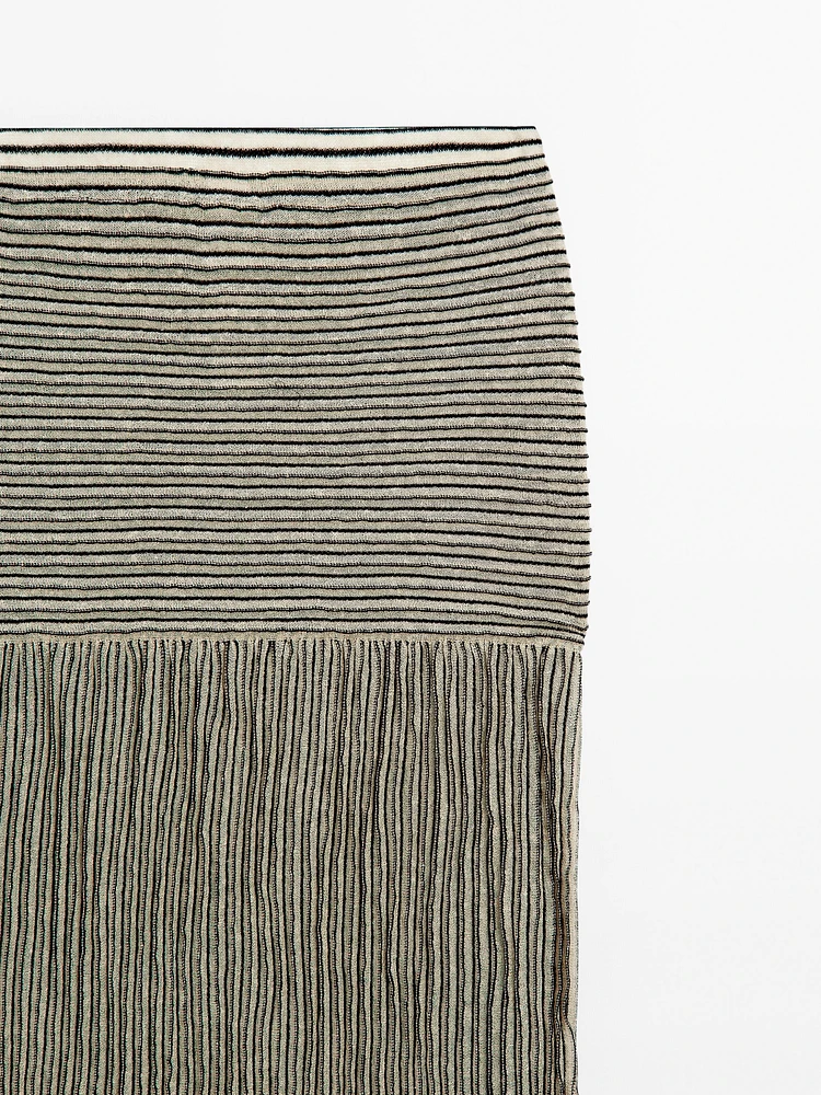Long pleated skirt with flecked detail