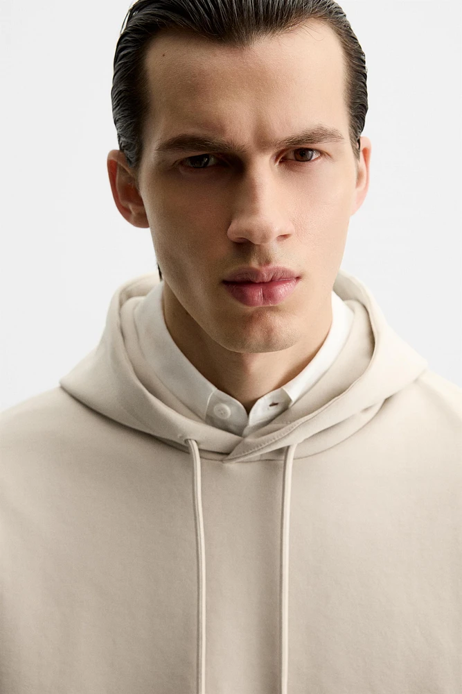 SWEAT TECHNIQUE À CAPUCHE