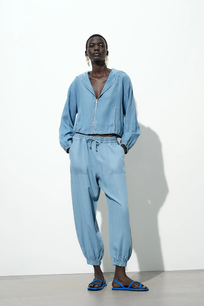 VESTE À CAPUCHE ET OURLET AJUSTABLE