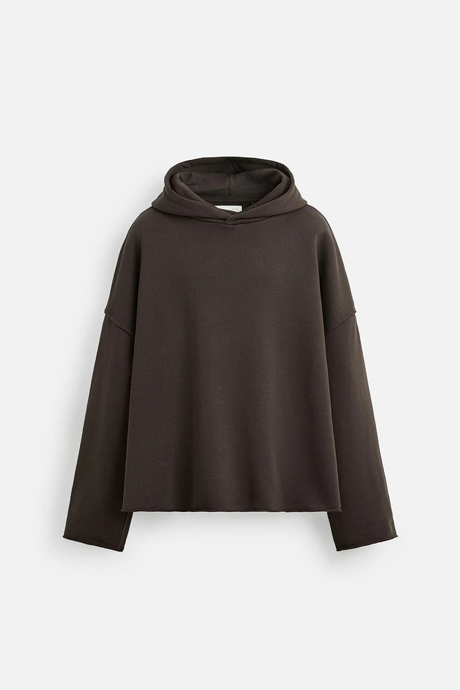 SWEAT À CAPUCHE ET COUPE CARRÉE