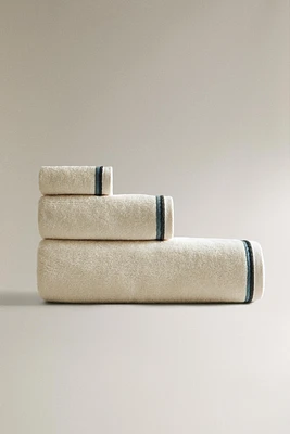 BATH TOWEL WITH COLORED TRIMS