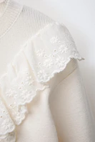 PULL EN MAILLE AVEC DÉTAIL DE DENTELLE BRODÉE