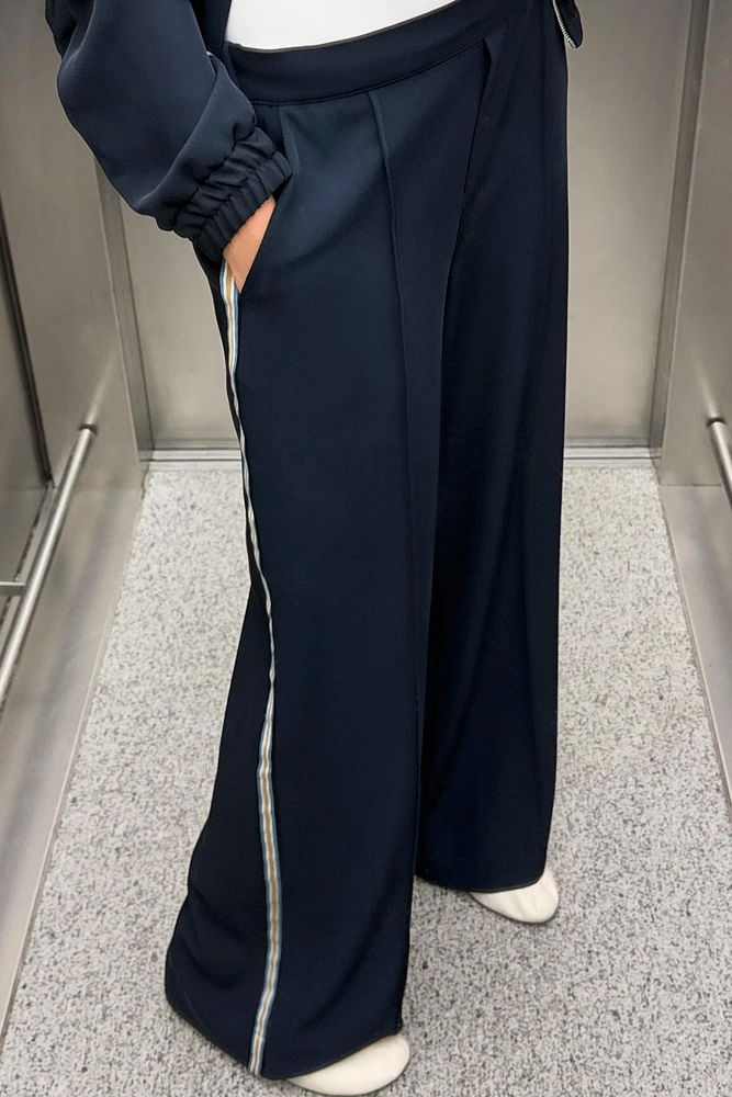 PANTALON À JAMBES LARGES ET BANDE LATÉRALE