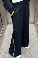 PANTALON À JAMBES LARGES ET BANDE LATÉRALE