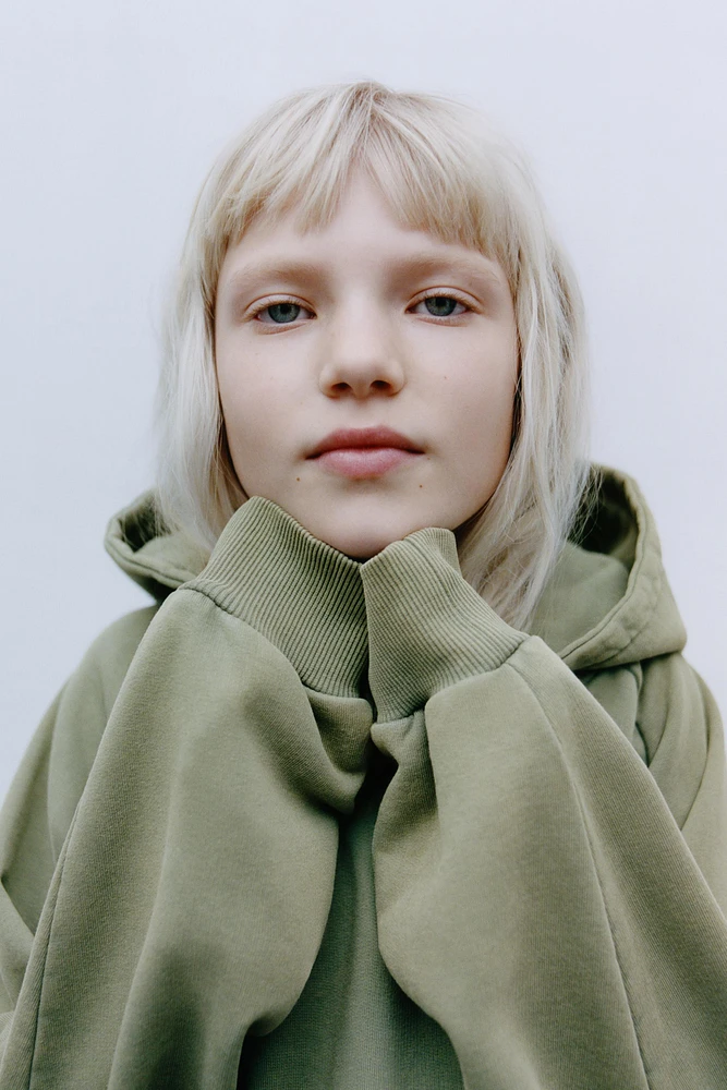LABEL TRIM HOODED SWEATSHIRT