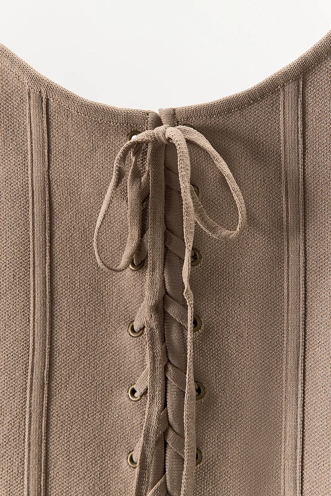 CORSET EN MAILLE À LACETS