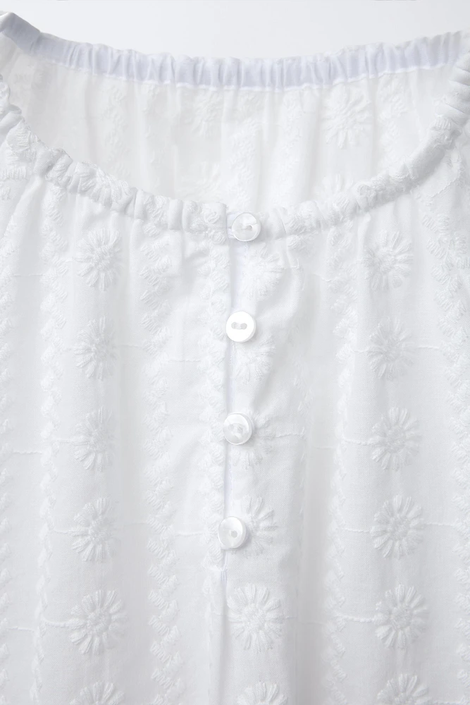 FLORAL EMBROIDERED BLOUSE