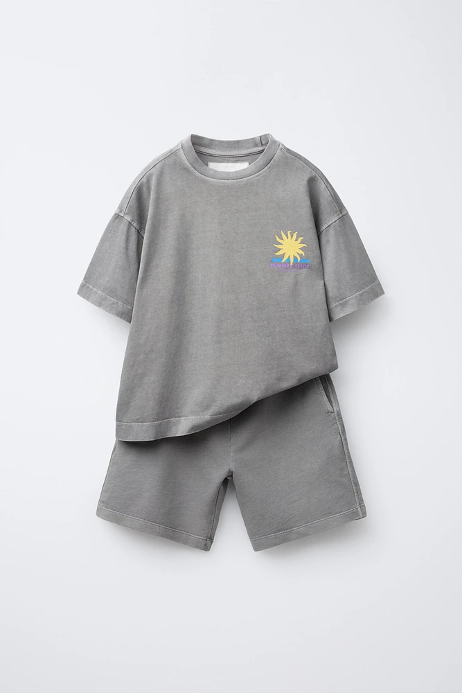 ENSEMBLE TEINT EN PIÈCE T-SHIRT ET BERMUDA IMPRIMÉ