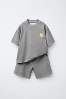 ENSEMBLE TEINT EN PIÈCE T-SHIRT ET BERMUDA IMPRIMÉ