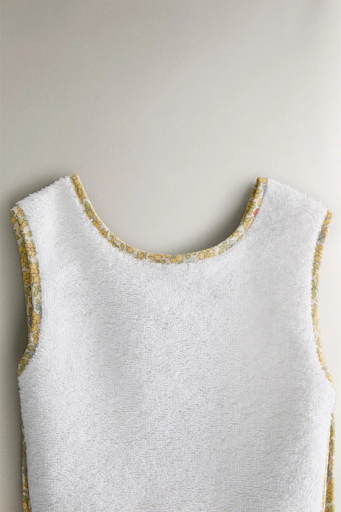 CHILDREN'S BIB WITH FLORAL PIPING