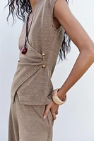 TEXTURED CLASP TOP