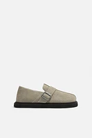 SABOT EN CUIR À BOUCLE