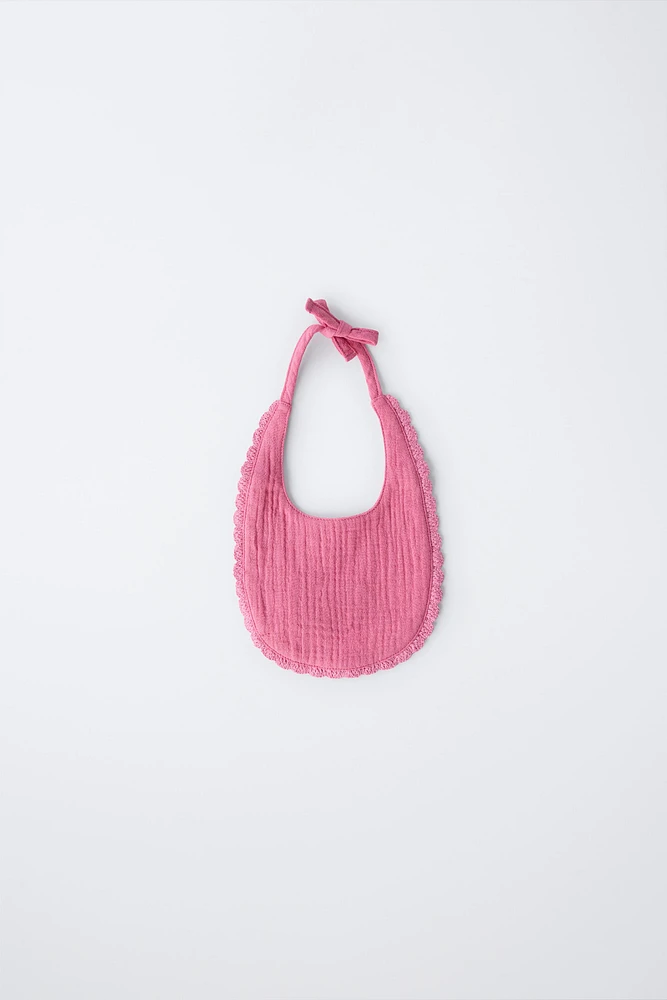 TEXTURED BIB