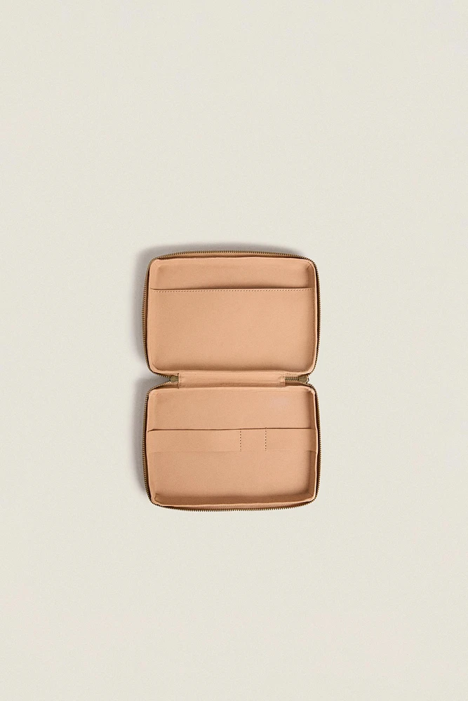 TROUSSE EN CUIR