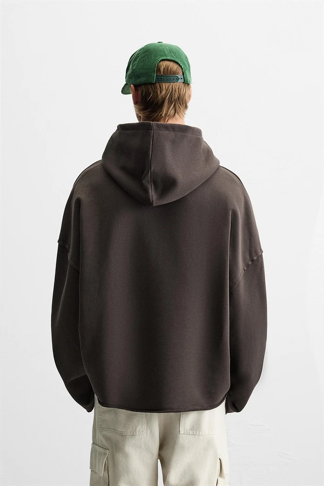SWEAT À CAPUCHE ET COUPE CARRÉE