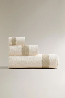 TEXTURED BORDER BATH TOWEL