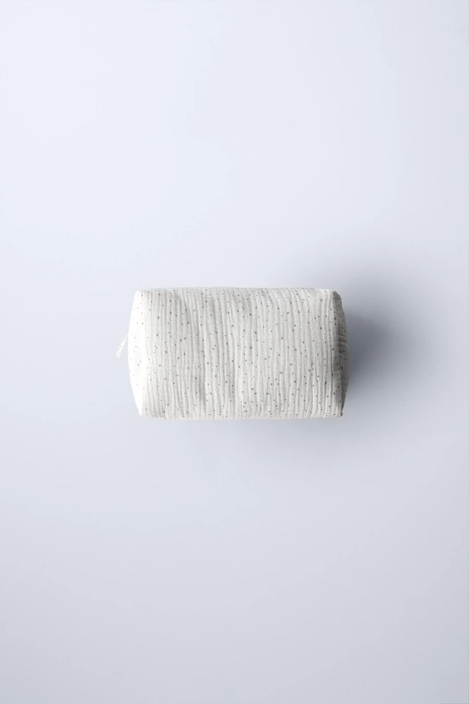 STARS PADDED TEXTURED TOILETRY BAG
