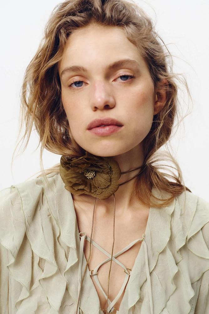 FLEUR DE COL EN TULLE