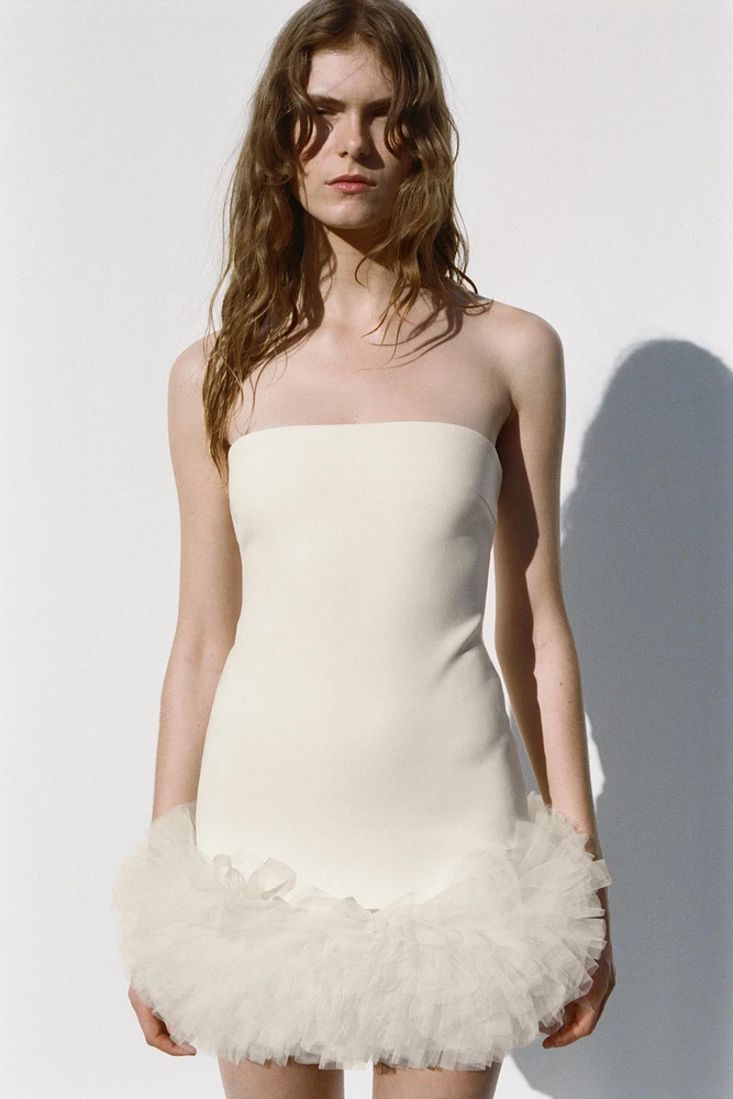 ROBE COURTE EN TULLE AVEC VOLUME DANS LE BAS