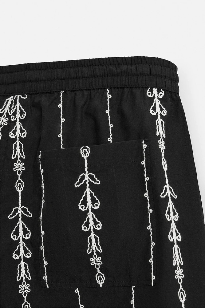 CONTRAST EMBROIDERY SHORTS