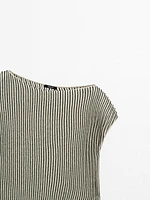Loose-fitting pleated top with flecked detail