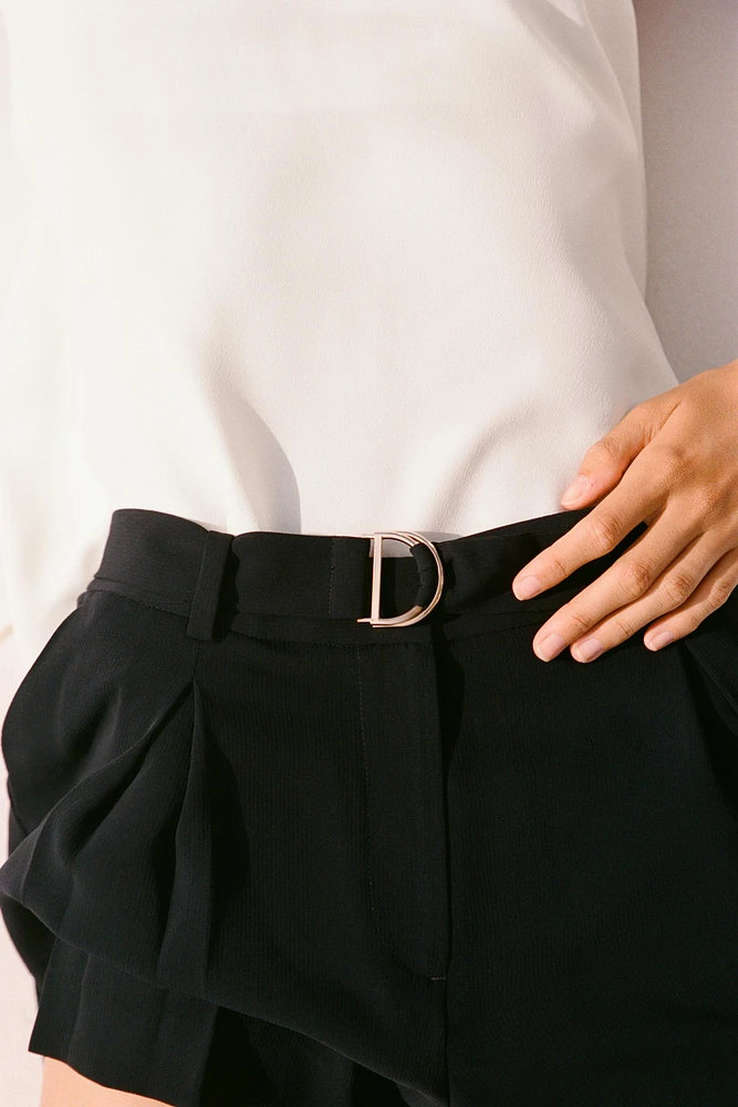 SHORT À PINCES ET CEINTURE