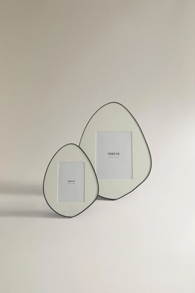 IRREGULAR-SHAPED PICTURE FRAME