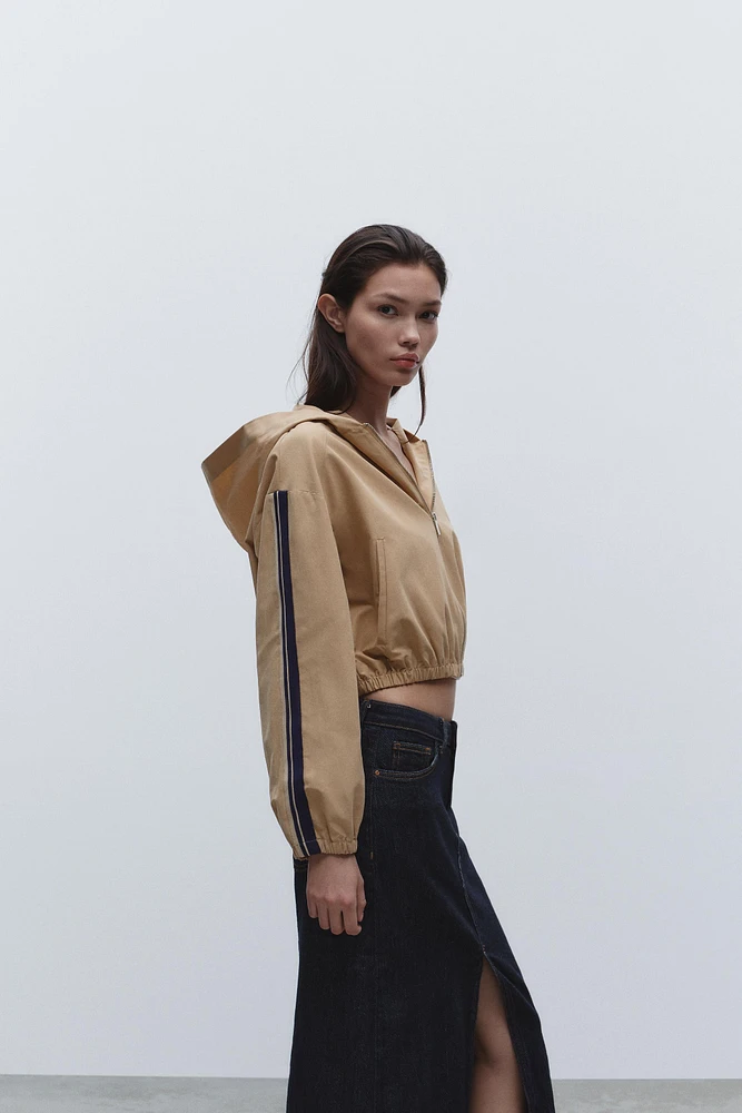 BLOUSON À CAPUCHE AVEC BANDES SUR LES CÔTÉS