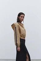 BLOUSON À CAPUCHE AVEC BANDES SUR LES CÔTÉS