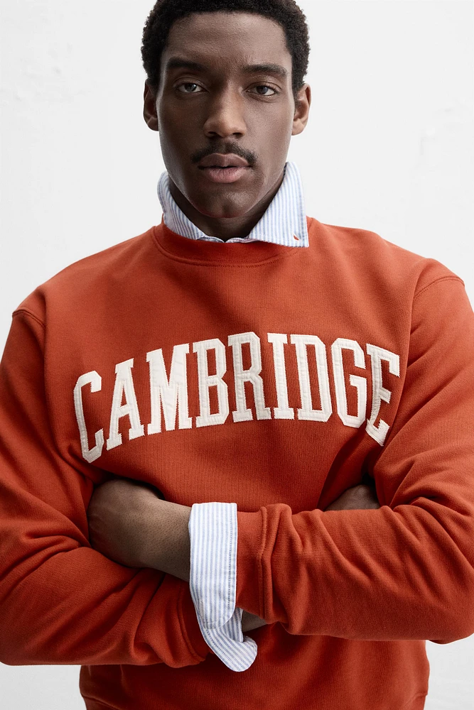 CAMBRIDGE© PATCH SWEATSHIRT