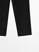 Pantalon avec boutons dans le bas