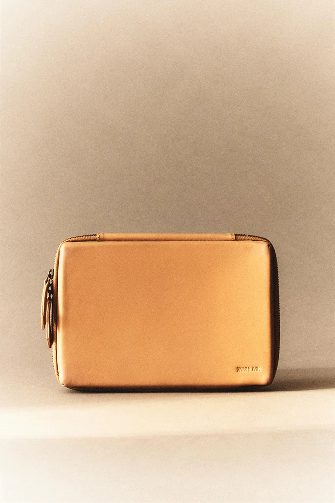 TROUSSE EN CUIR