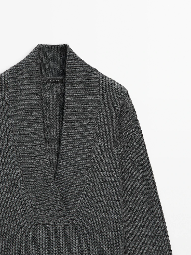 Pull en maille perlée à col effiloché