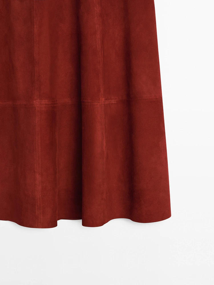 Jupe midi évasée en cuir finition daim