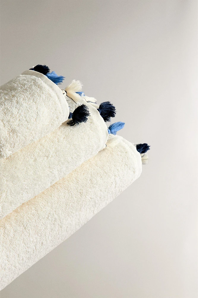 SERVIETTE DE BAIN POMPONS