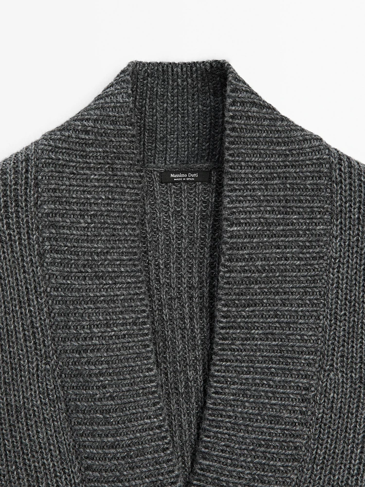 Pull en maille perlée à col effiloché