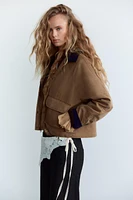 VESTE CIRÉE AVEC COL EN CONTRASTE