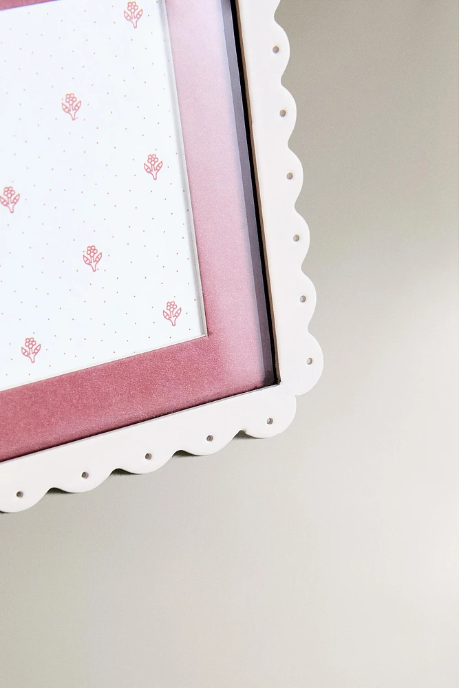 CHILDREN’S METAL PICTURE FRAME WITH WAVY EDGE