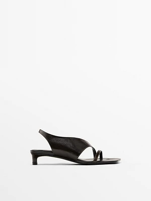 Sandales à talon asymétriques