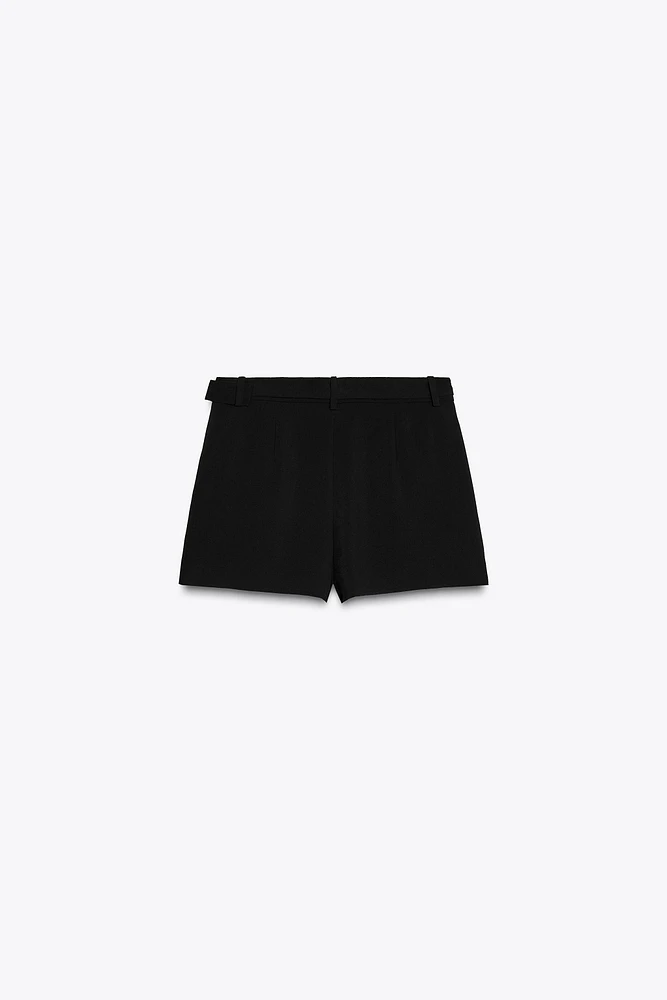 SHORT À PINCES ET CEINTURE