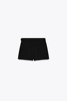 SHORT À PINCES ET CEINTURE