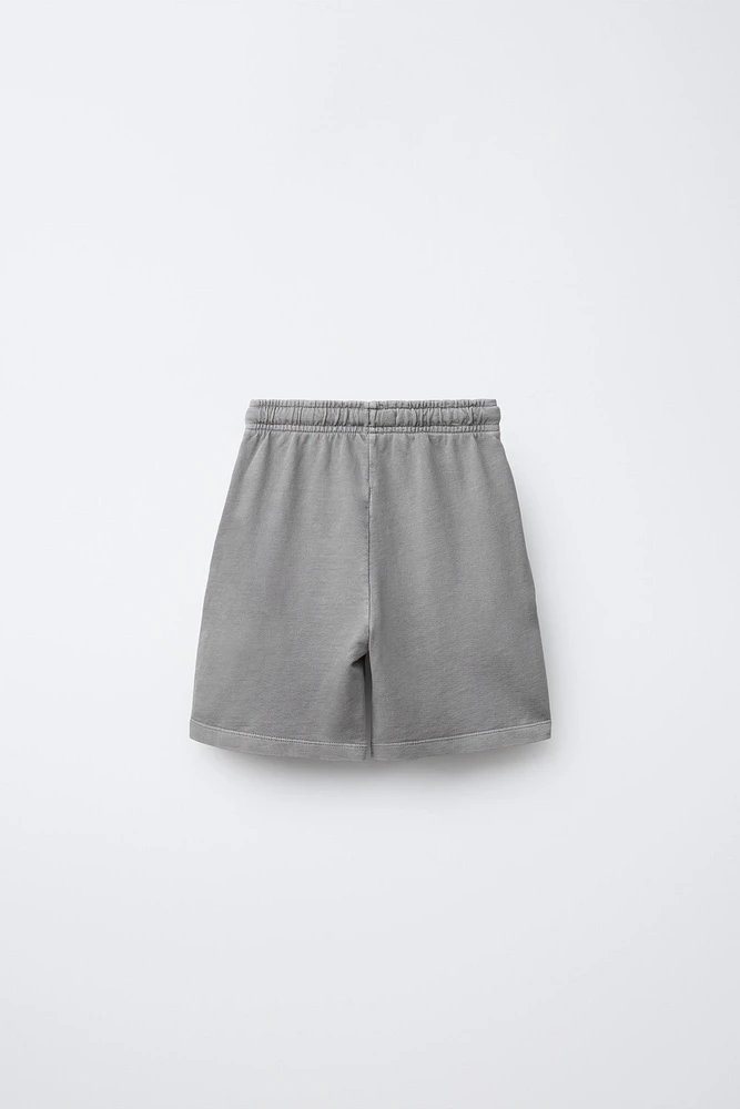 ENSEMBLE TEINT EN PIÈCE T-SHIRT ET BERMUDA IMPRIMÉ