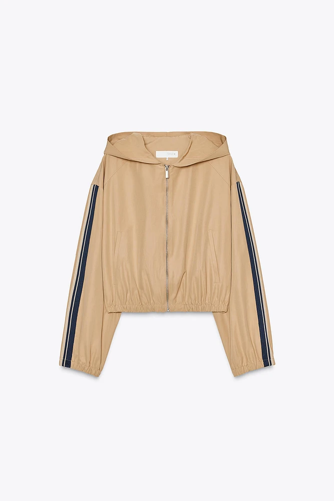 BLOUSON À CAPUCHE AVEC BANDES SUR LES CÔTÉS