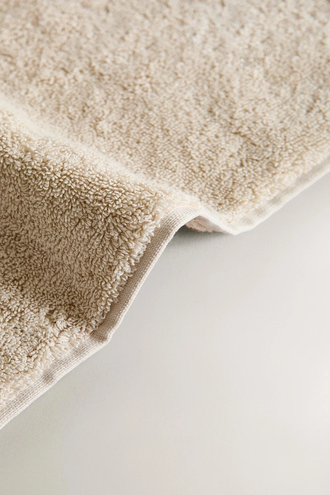 (700 GXM²) SERVIETTE DE BAIN COTON EXTRA-DOUX