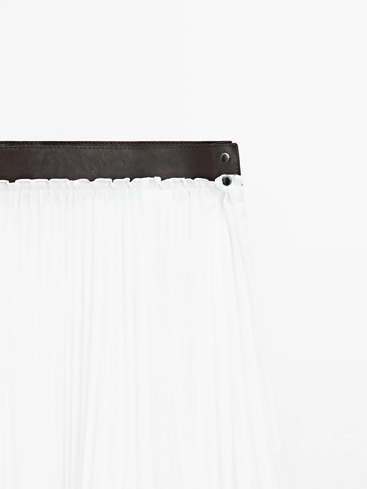 Pleated skirt with leather detail