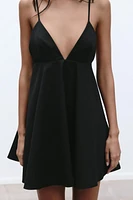 ROBE COURTE À BRETELLES