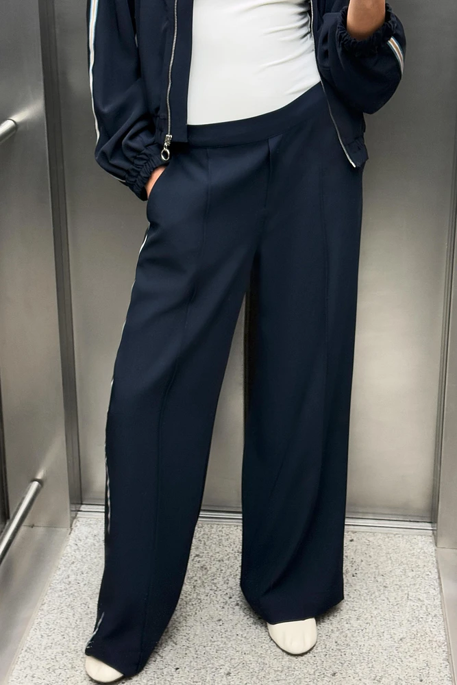PANTALON À JAMBES LARGES ET BANDE LATÉRALE