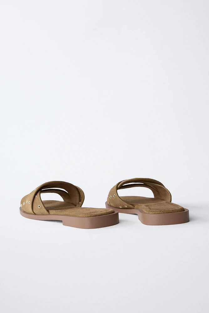 SANDALES PLATES CROISÉES EN CUIR VELOURS