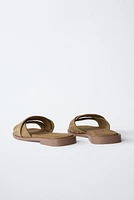 SANDALES PLATES CROISÉES EN CUIR VELOURS