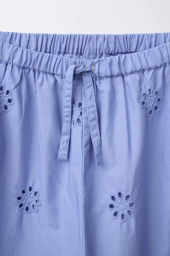PANTALON DROIT À BRODERIES
